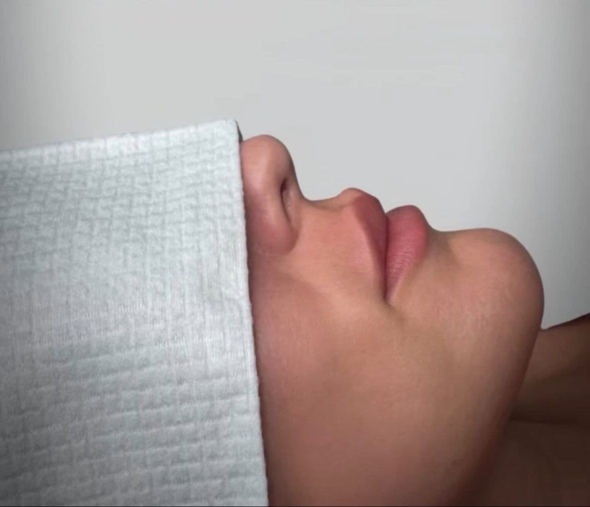 Close facial assessment during a consultation